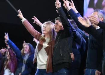 Kicillof se inclina por desdoblar la elección aunque sabe que arriesga la gobierno