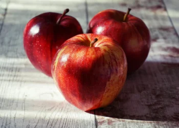 Un examen europeo demuestra que el 85% de las manzanas analizadas presentan residuos de múltiples pesticidas