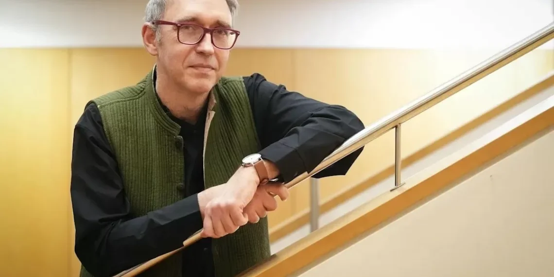 Roman Krznaric, filósofo australiano: “Pensar que nada puede cambiar es espina ideología peligrosa”