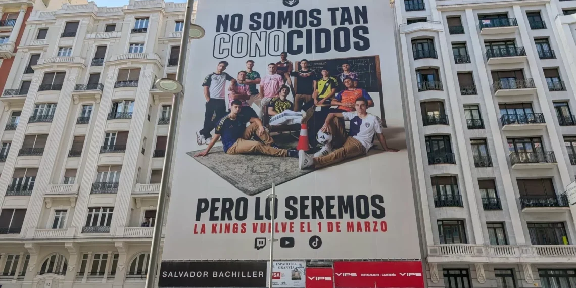 Piqué coloca una polémica rótulo en la Gran Vía de Madrid: “No somos tan cono-cidos”