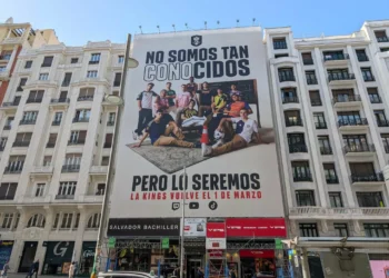 Piqué coloca una polémica rótulo en la Gran Vía de Madrid: “No somos tan cono-cidos”
