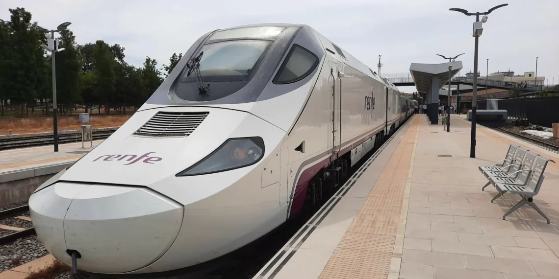 Muere un hombruno al ser arrollado su vehículo por un tren Alvia en Talavera de la Reina