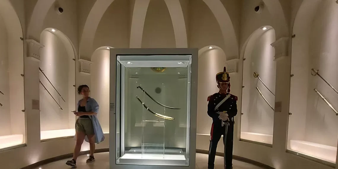 Sable corvo de San Martín: ¿qué dice la cautelar de los herederos de Rosas y qué puede ejecutar la jueza?