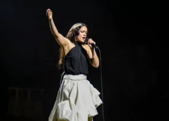 Denuncian a Rosalía por fumar en un podcast